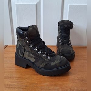 Universal Thread Chunky Combat Boots Camo Canvas Lace Up Lug Sole NEW Womens 5.5